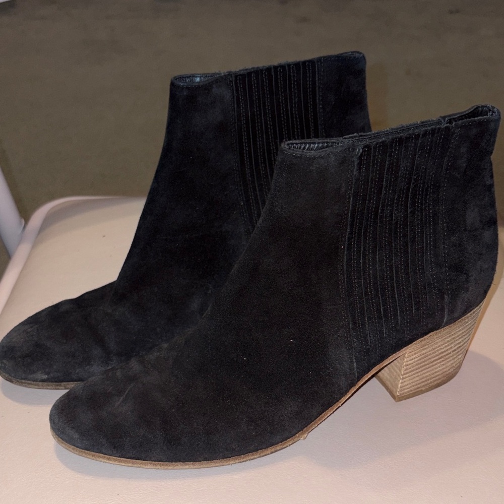 VINCE SUEDE BLACK BOOTIES